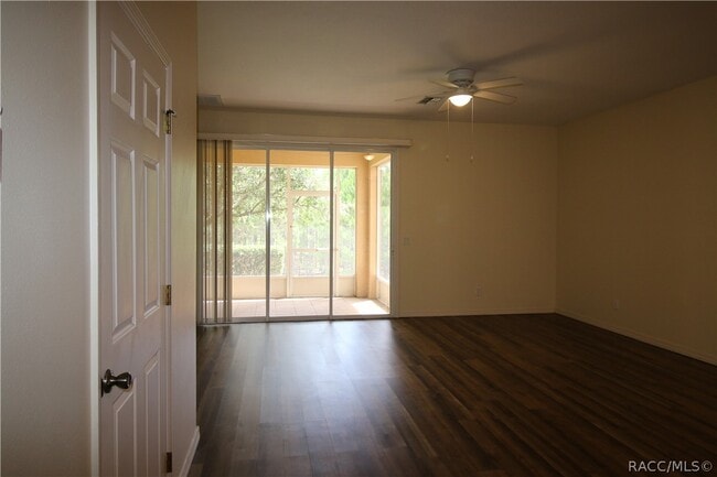 Foto del edificio - 1600 W Spring Meadow Loop