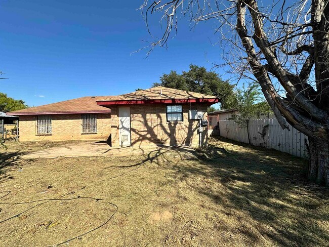 Building Photo - 105 Century Blvd