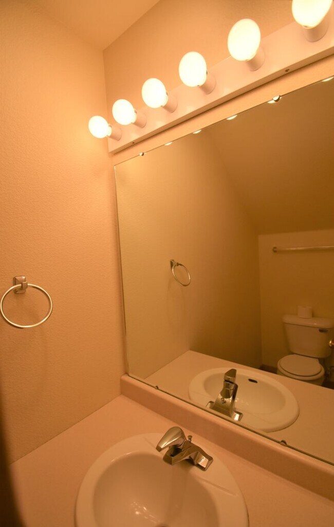 Foto del edificio - Townhouse-style unit! 2 Bedrooms, 1.5 Bath...