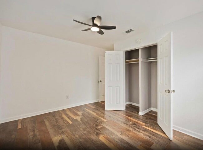 Foto del edificio - 6043 Lyndhurst Dr