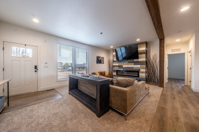 Building Photo - 523 W Vance Dr