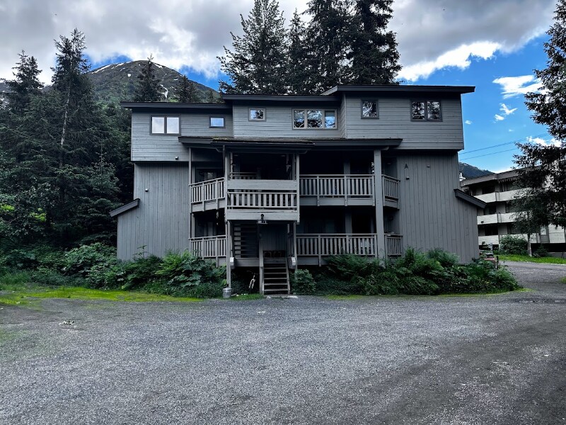 Primary Photo - 303 Crystal Mountain Rd