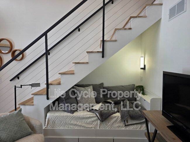 Building Photo - 151-153  East Clark Street - 153