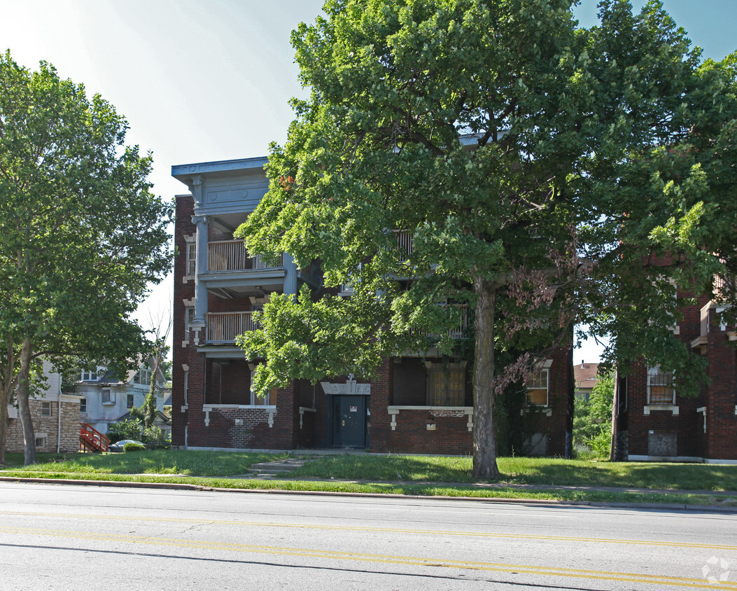 Building Photo - 2619-2621 E Linwood Blvd