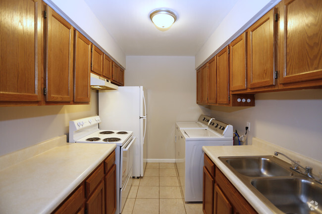 2BR, 1BA - 700SF - Kitchen - Prairie Hills