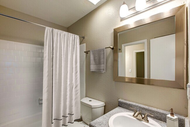 Foto del edificio - Covington Square Townhomes