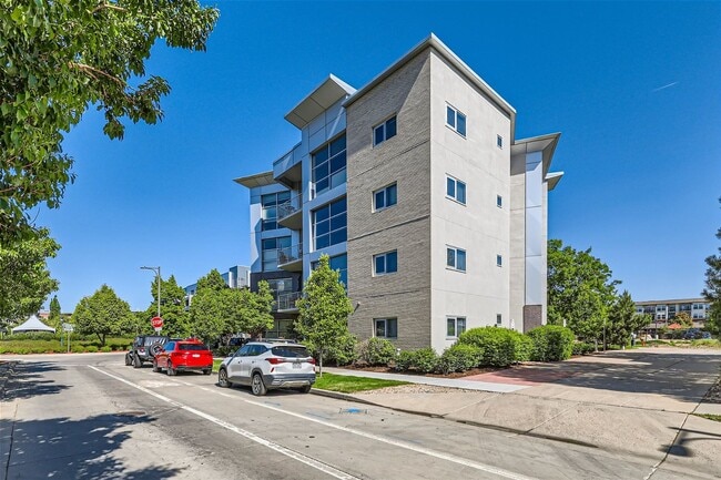 Building Photo - Condo near Central Park!