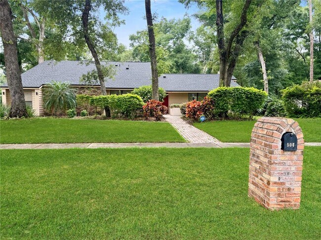 Foto del edificio - 504 Whispering Oak Ln