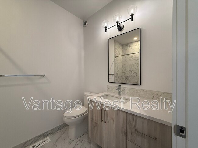 Photo du bâtiment - 512-2735 Shannon Lake Rd