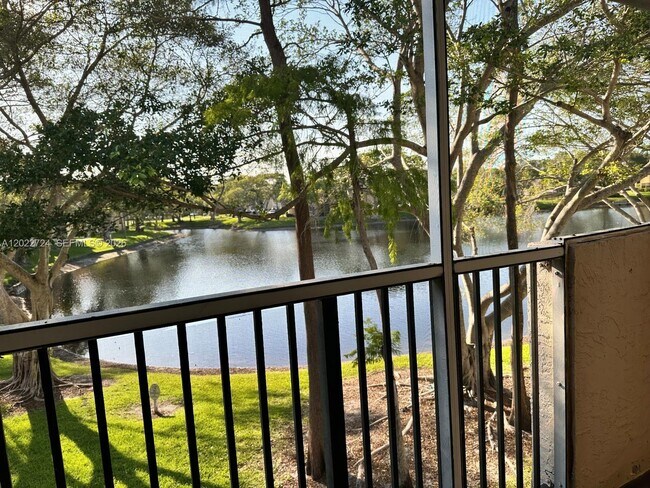 Foto del edificio - 631 Cypress Lake Blvd