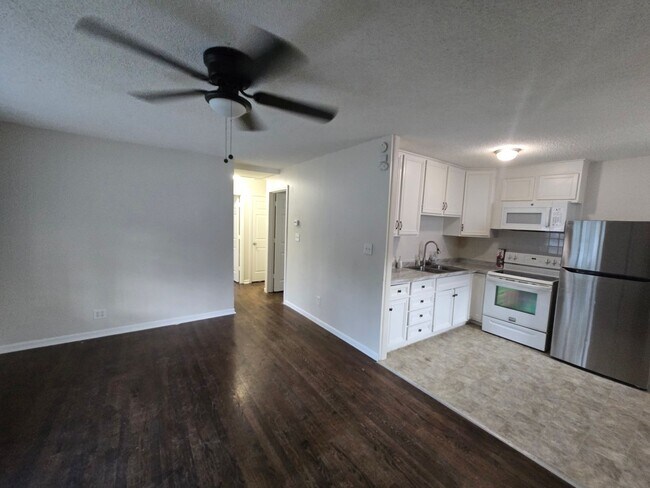 Foto del edificio - 3 Bedroom house with fenced in yard