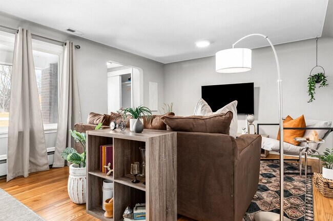 Foto del edificio - 8254 Mary Ann Ave