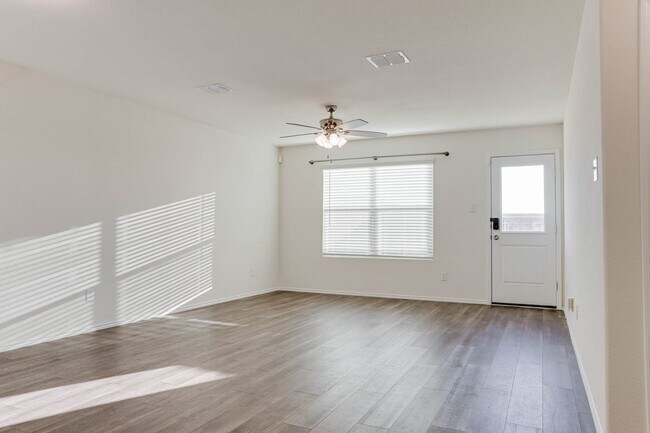 Foto del edificio - 5553 McClelland St