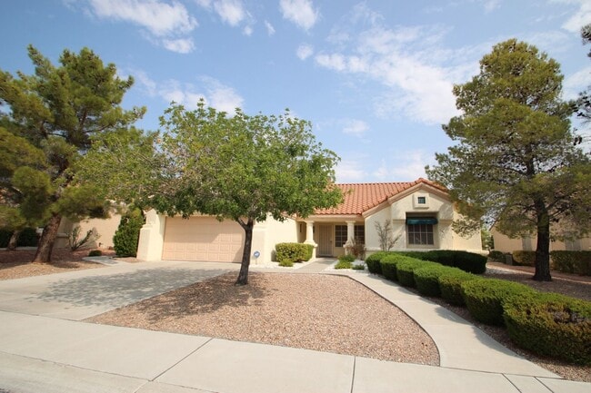 Building Photo - Single story- 2 beds and 2 bath with a den...