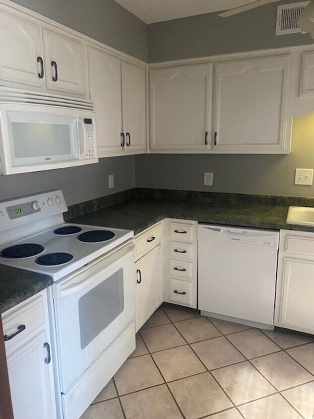 Foto principal - 4 Bedroom 2 Bath Bartlett Home for Rent.