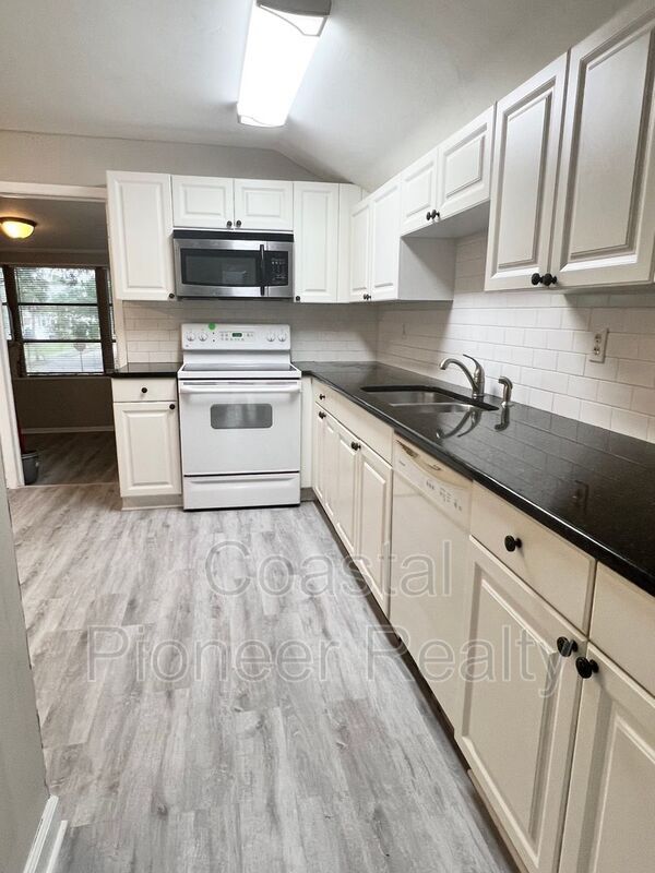 Photo - 209 20th St E Apartment