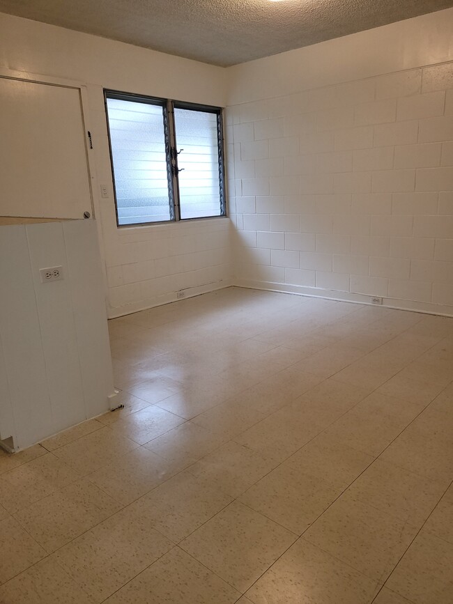 Building Photo - 831 University Ave