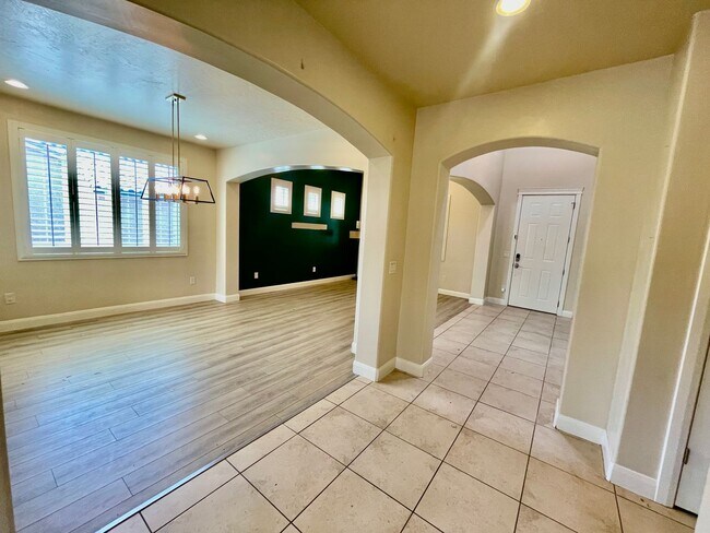 Building Photo - Beautiful Five Bedroom with Office in Dese...