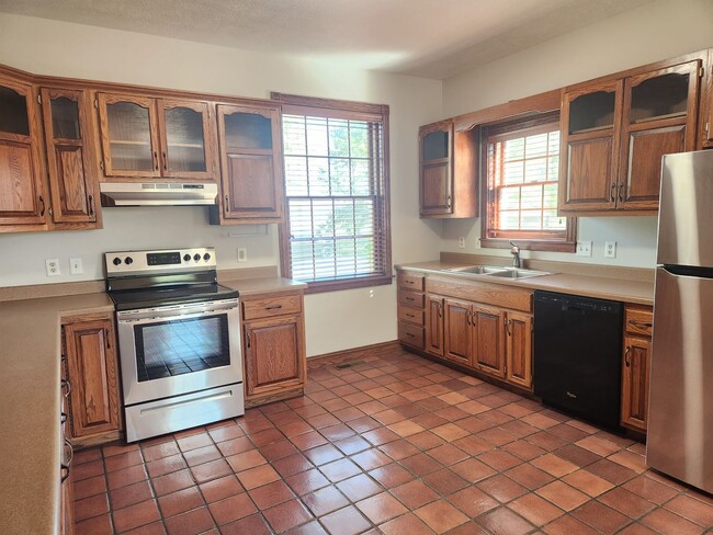 Building Photo - Country Acreage Home For Rent: Serenity Be...