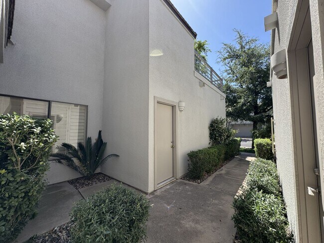 Foto del edificio - LUXURY LAKEFRONT GAINEY RANCH TOWNHOME WITH GOLF COURSE VIEWS – RESORT STYLE SCOTTSDALE LIVING!