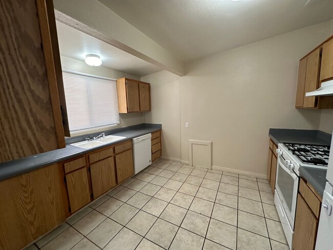 Building Photo - Spacious 3-Bedroom Unit with Detached Gara...