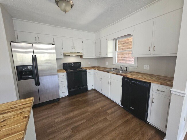 Foto del edificio - 792 Whispering Pines Rd