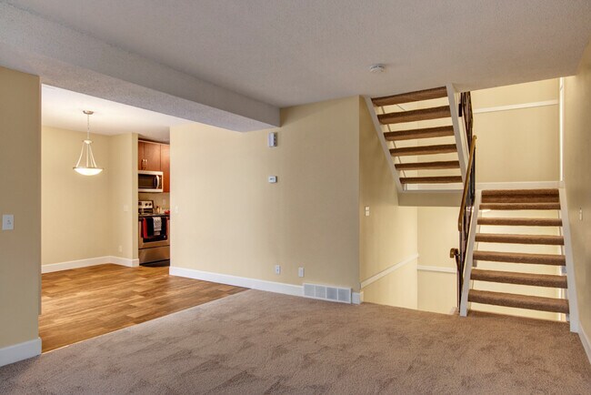 Salon à deux étages - 3600 Brentwood