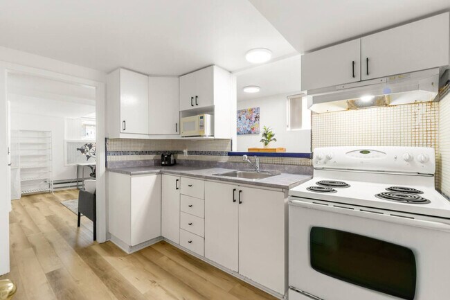 Building Photo - 6419 10e Avenue-SI ID1460078P