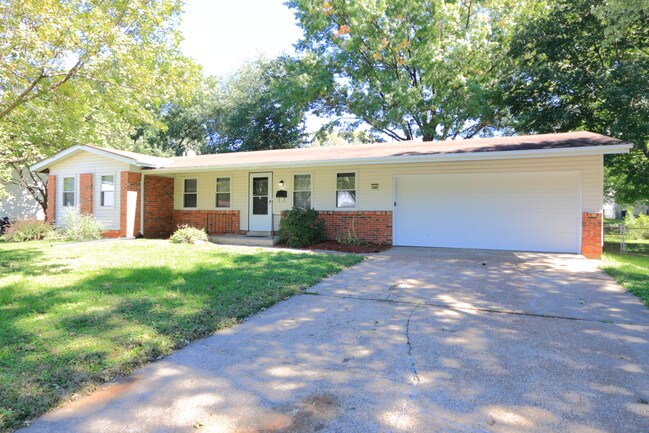 Building Photo - 2240 Spoonwood Ln