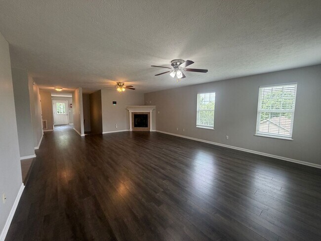 Foto del edificio - Large home close to post!