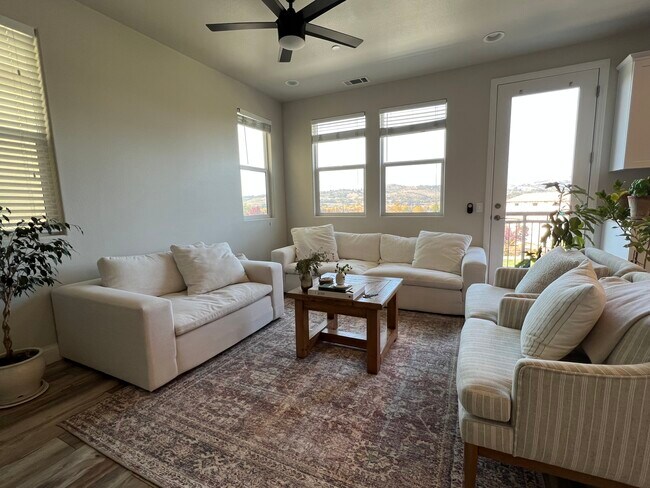 Foto del edificio - 319 Oak Hill Rd
