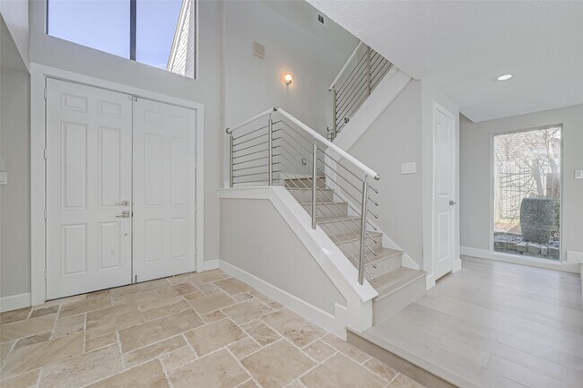 Building Photo - 915 Daria Dr