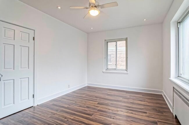 Building Photo - 4650 Av Bonavista