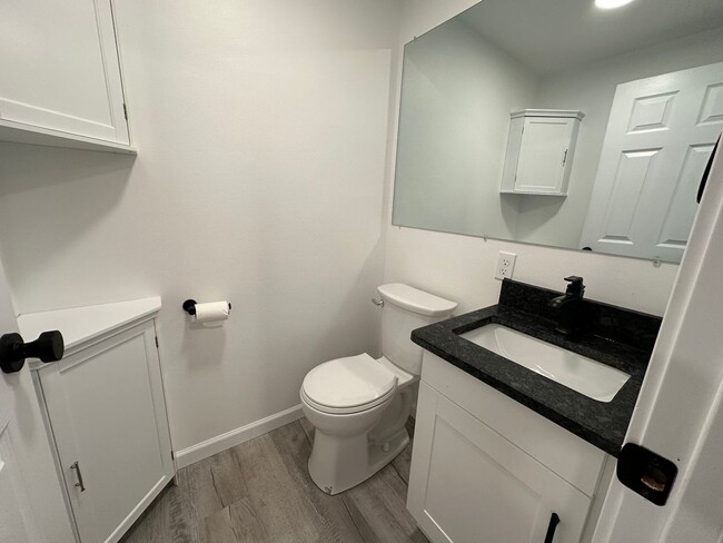 Building Photo - 1527 Santiam Hwy SE