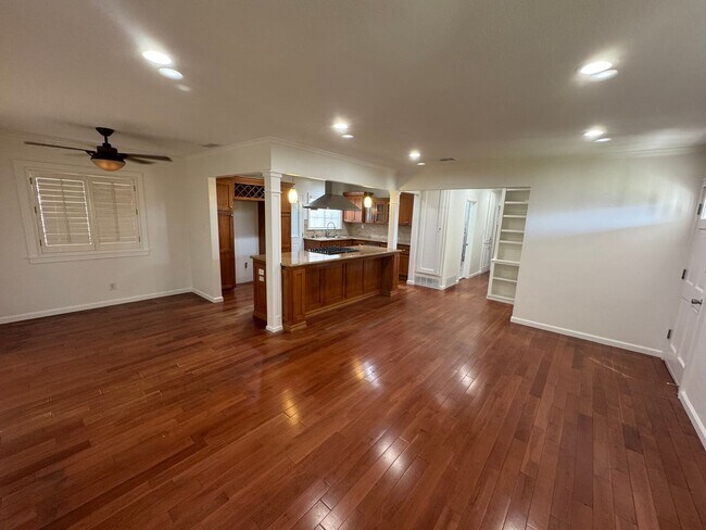 Foto del edificio - Charming 3 Bed, 2 Bath Single Family Home with Attached Garage and Spacious Backyard