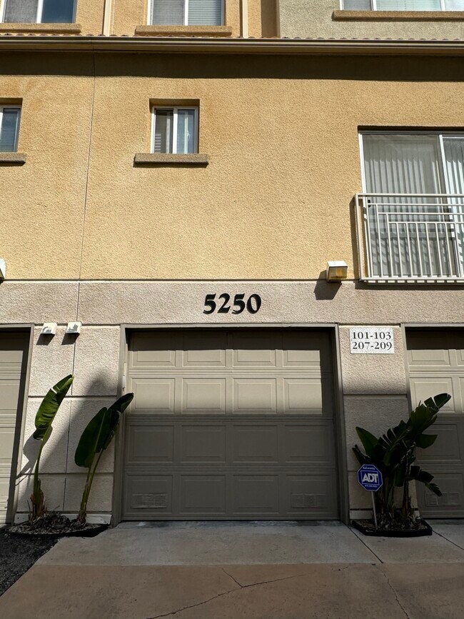 Building Photo - 5250 Premiere Hls Dr