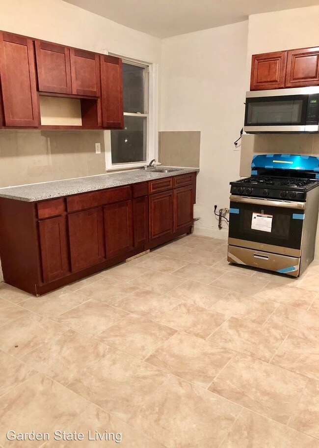 Foto del edificio - 3 br, 1 bath Apartment - 437 Avon Avenue