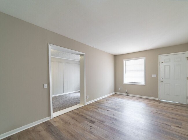 Foto del edificio - Coming Soon! Spacious 3 Bedroom 1 Bath!