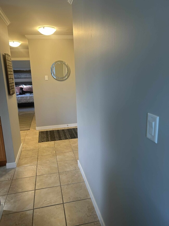 Building Photo - 255 Hirst Av W