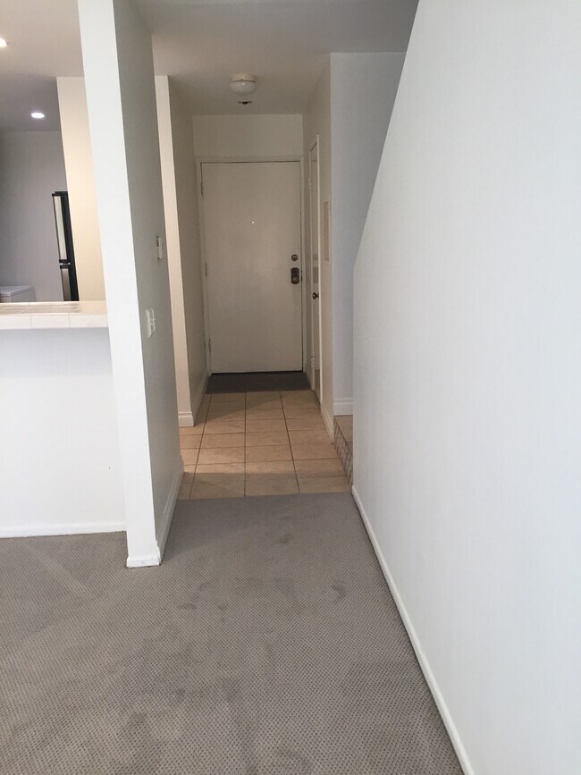 Puerta de entrada, cocina a la izquierda, baño auxiliar a la derecha. - 350 Burchett St