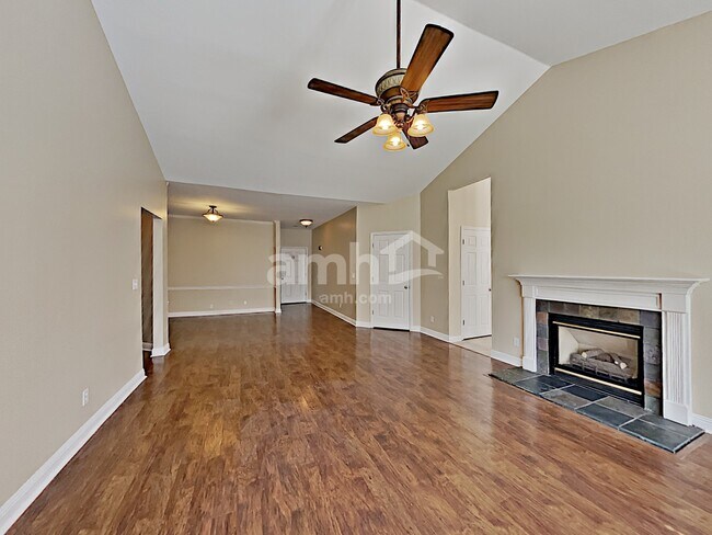 Foto del edificio - 1200 Nighthawk Ct