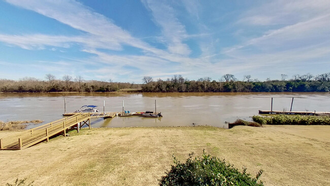 Building Photo - 690 Riverfront Dr