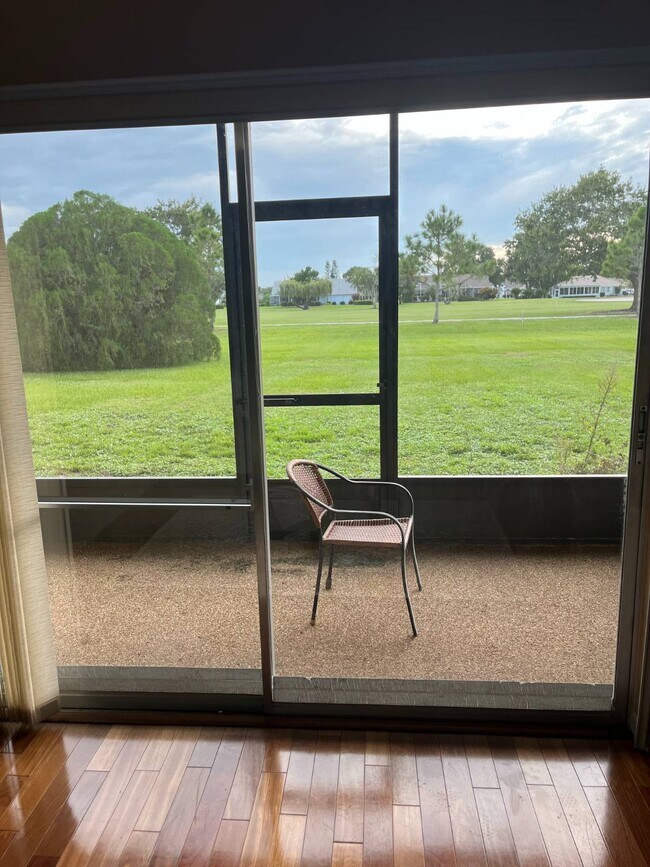 Foto del edificio - 3731 Edgewater Dr