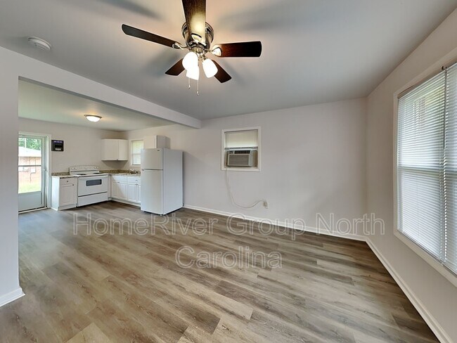 Foto del edificio - 804 Pineland Ave