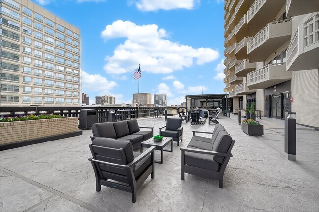 Building Photo - 2016 Main St