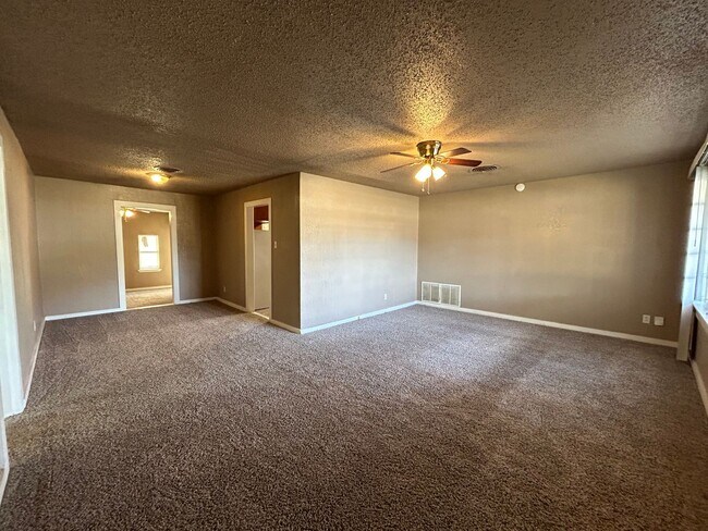 Building Photo - Beautiful Home Located Near Medical Distri...