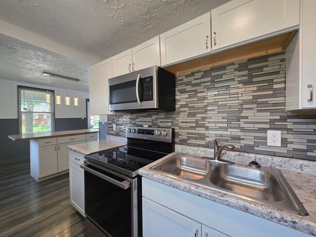 Building Photo - Move-In Ready Kettering Home