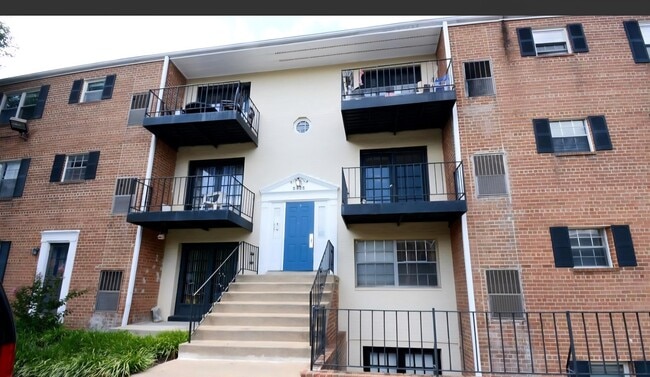 Building Photo - 5925 Quantrell Ave