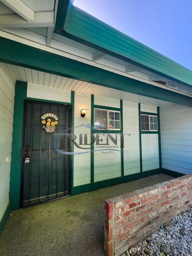 Building Photo - 3 bedroom, 2 bath house