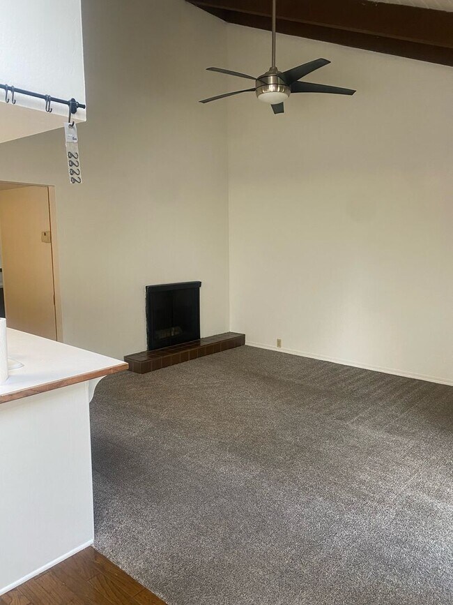 Building Photo - 2 Bed 1 Bath